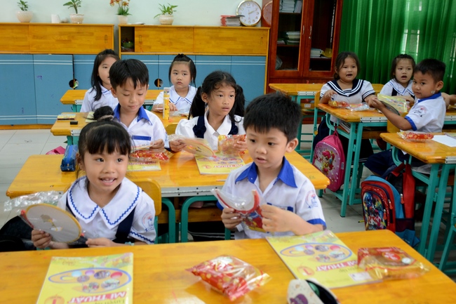 Giving gift portions to pupils on the occasion of Mid-Autumn Festival